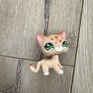 Tan and White Cat Figurine #852 LPS